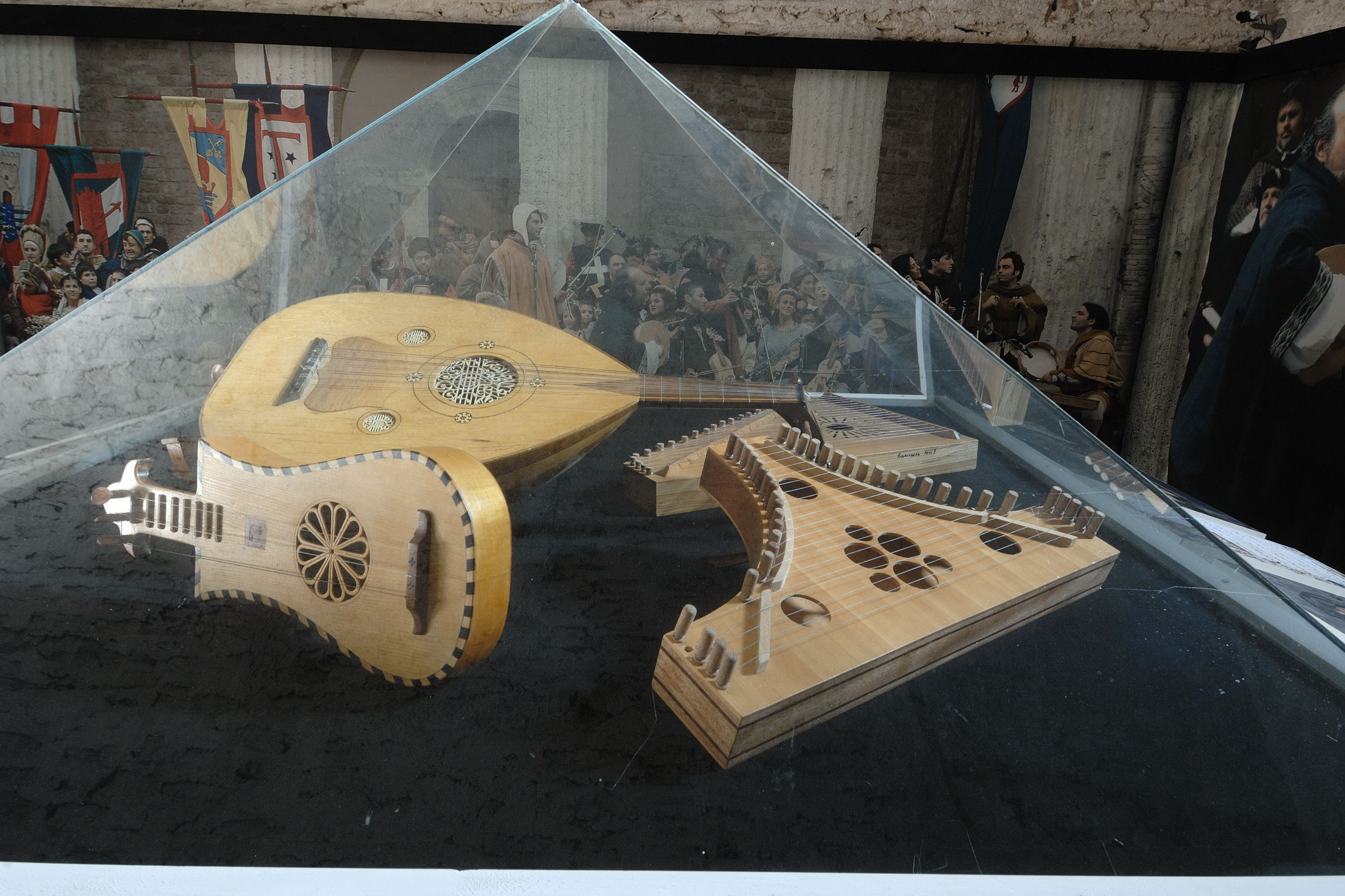 Rocca Maggiore. Interno. Antichi strumenti musicali